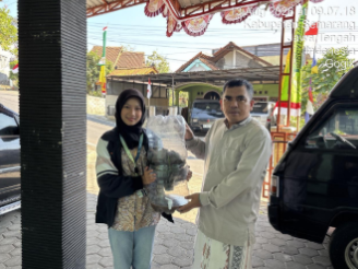 Penandatanganan berita acara serah terima program kerja sosial kemasyarakatan Dahayu Rasendriya Wibowo mengenai produk Komposter Galon Penghasil Kompos dan Air Lindi untuk Pengolahan Limbah Organik Rumah Tangga kepada Bapak Choerun Mashudi.