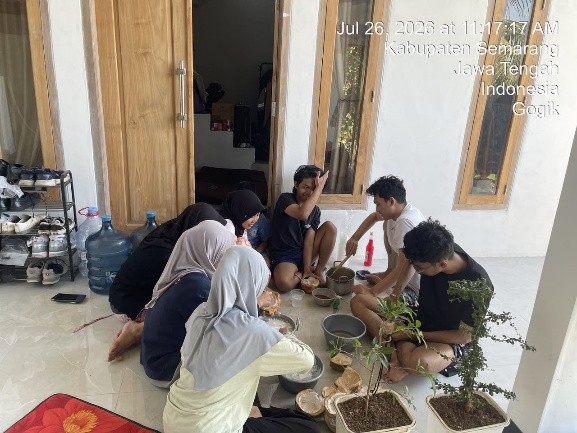Makan Bersama dan Kerja Bakti Membersihkan Posko Cowok