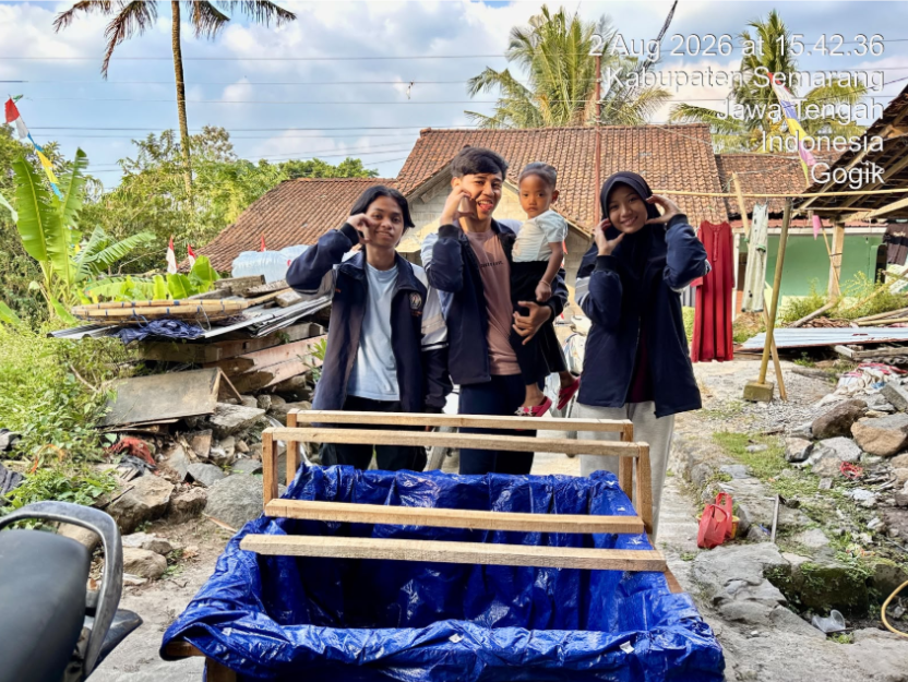 Melakukan pemasangan kerangka aquaponik di Rt 10/Rw 01 Multidisiplin 1