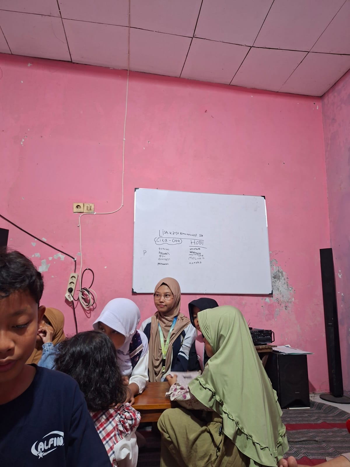 Membantu Bimbingan  Belajar di Sanggar Pintar