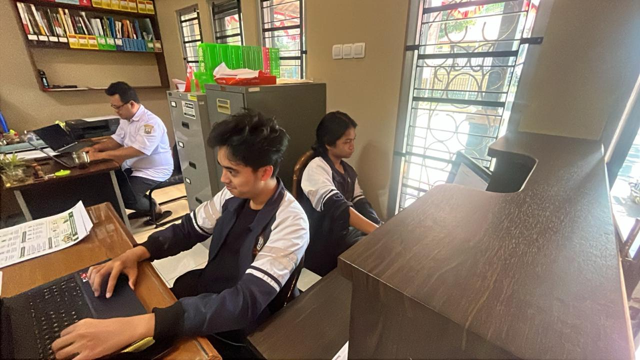 Piket di Balai Desa Gogik