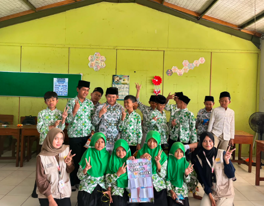 Pelayanan Administrasi Kewilayahan dan Peningkatan Literasi melalui Edukasi Potensi Desa Gogik