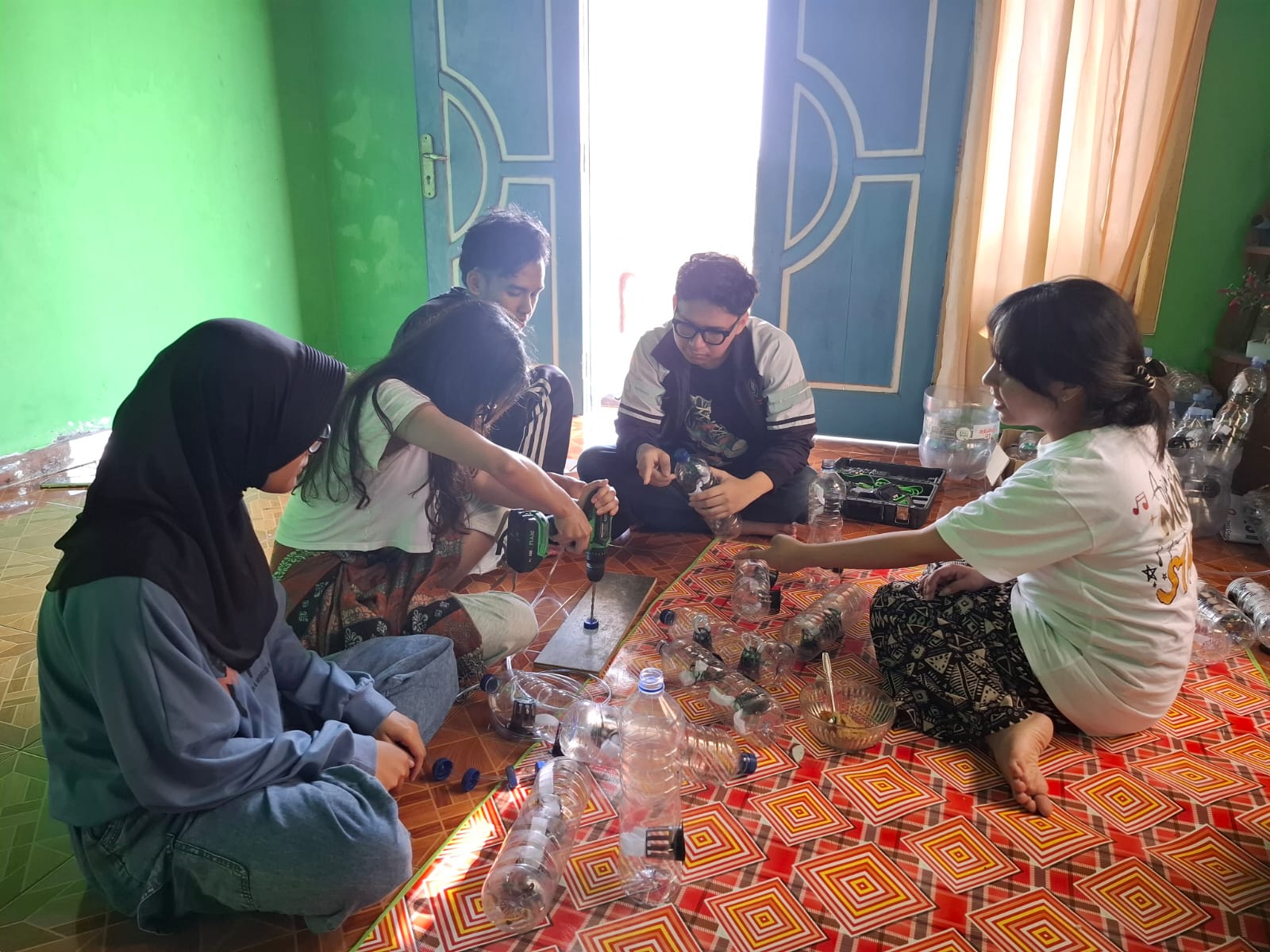 Absensi pagi dan membantu program kerja multidisiplin tema 1