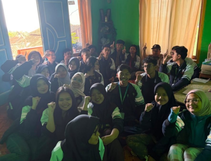 Kedatangan DPL ke posko KKN-T 129 Universitas Diponegoro