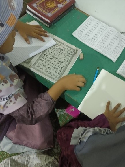 Absensi harian di Balai Desa Gogik, pengumpulan sampah tutup botol plastik untuk program kerja multidisiplin, briefing harian, mengajar di TPQ, serta persiapan bahan baku dan RnD