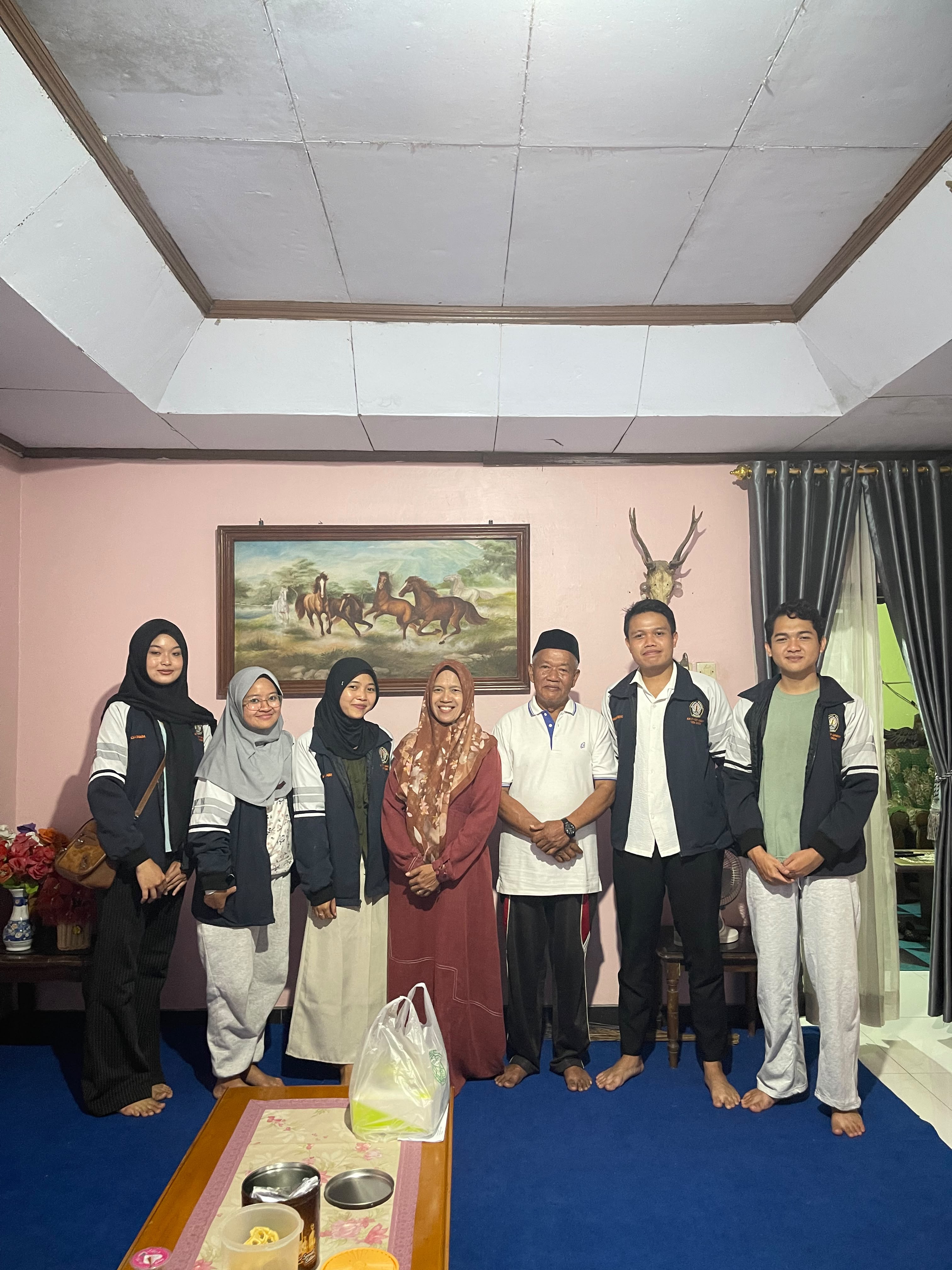 Absensi pagi di Balai Desa Gogik, penyebaran undangan pemaparan program kerja dan sowan pamitan, persiapan pemaparan program kerja, pemaparan program kerja kepada perangkat desa dan warga desa, dan briefing.