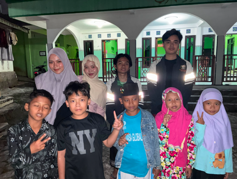 Pembuatan Poster dan Booklet Program Multidisiplin, Revisi Desain Papan Informasi, serta Sholawatan Bersama Anak-Anak Les Mengaji