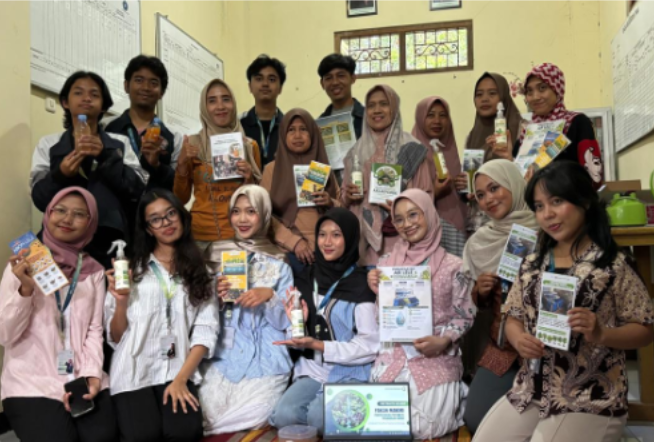 Pelaksanaan Multidisiplin 1 mengenai sosialisasi Akuaponik dan Pestisida Nabati di Balai Desa Gogik