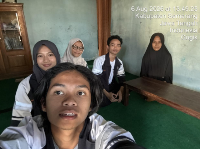 Memulai sosialisasi mengenai website desa tentang Pendataan UMKM di Desa Gogik kepada pedagang susu sapi asli leter S di Rt 02/ Rw 01 Desa Gogik