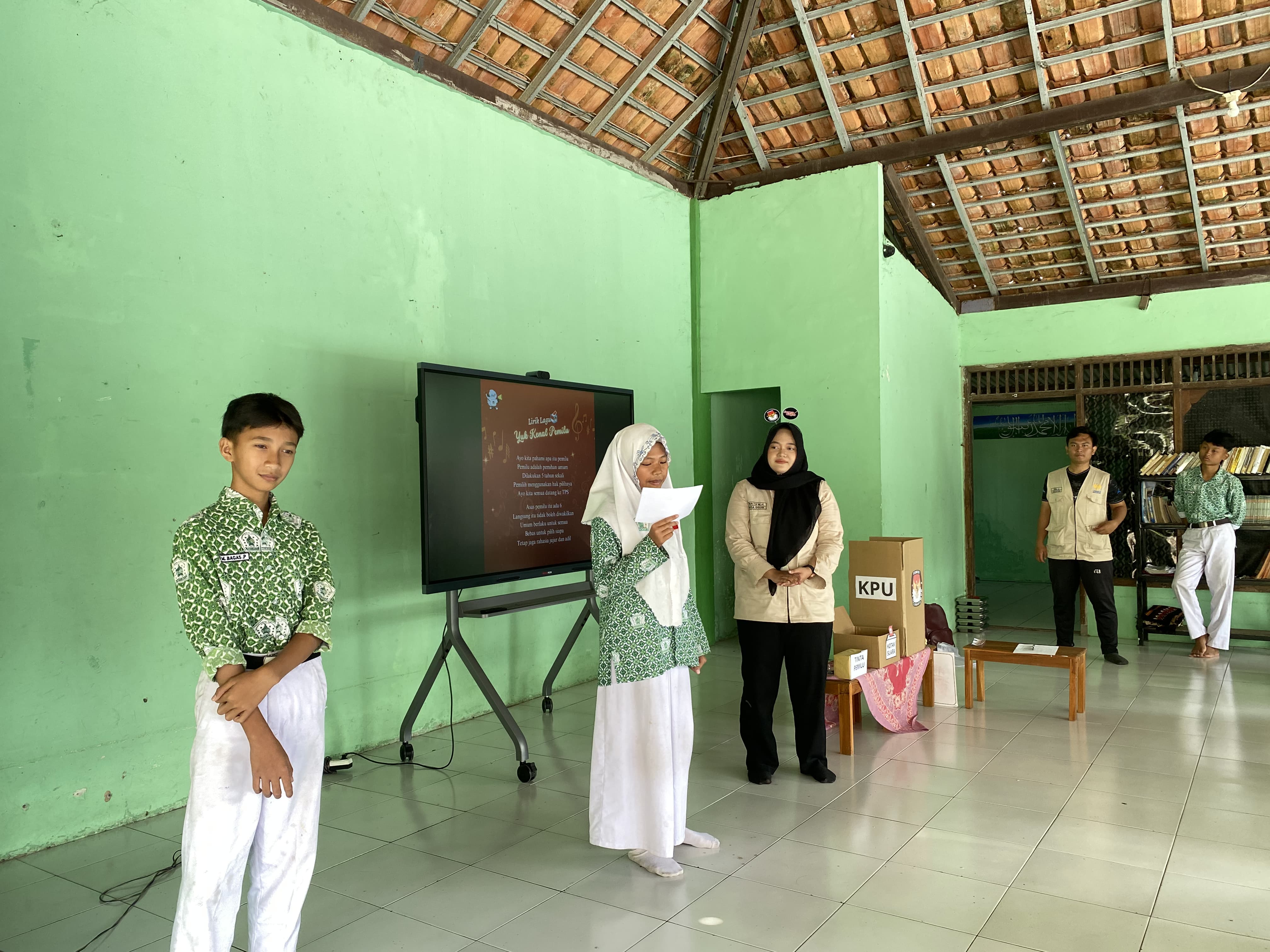 Pelayanan Administrasi, Edukasi Demokrasi dan Digitalisasi Pembelajaran, serta Perencanaan Pengembangan UMKM