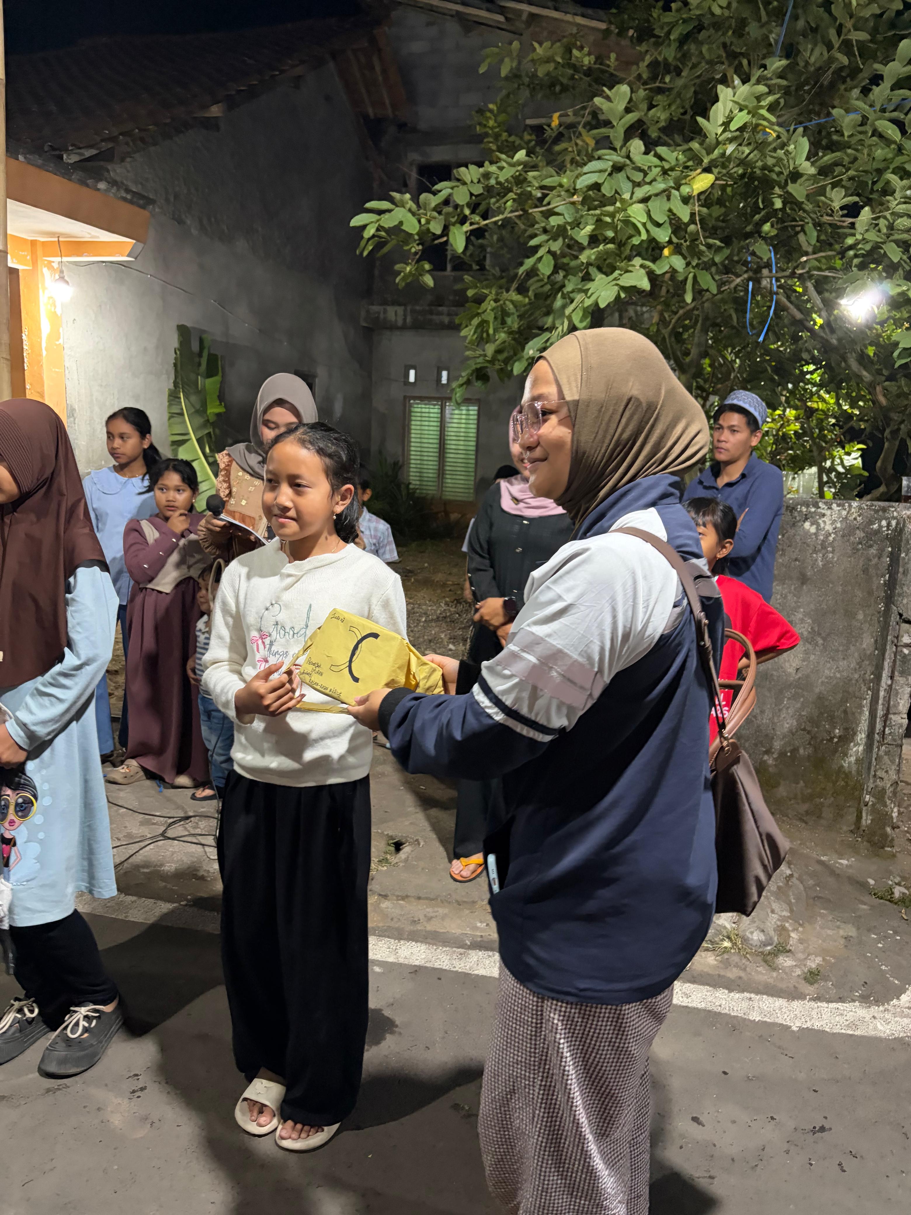 Mengikuti tirakatan 17 Agustus di RT 03/RW 01