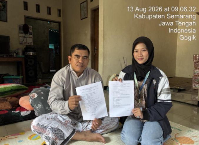Penandatanganan berita acara serah terima program kerja sosial kemasyarakatan Dahayu Rasendriya Wibowo mengenai produk Komposter Galon Penghasil Kompos dan Air Lindi untuk Pengolahan Limbah Organik Rumah Tangga kepada Bapak Choerun Mashudi.
