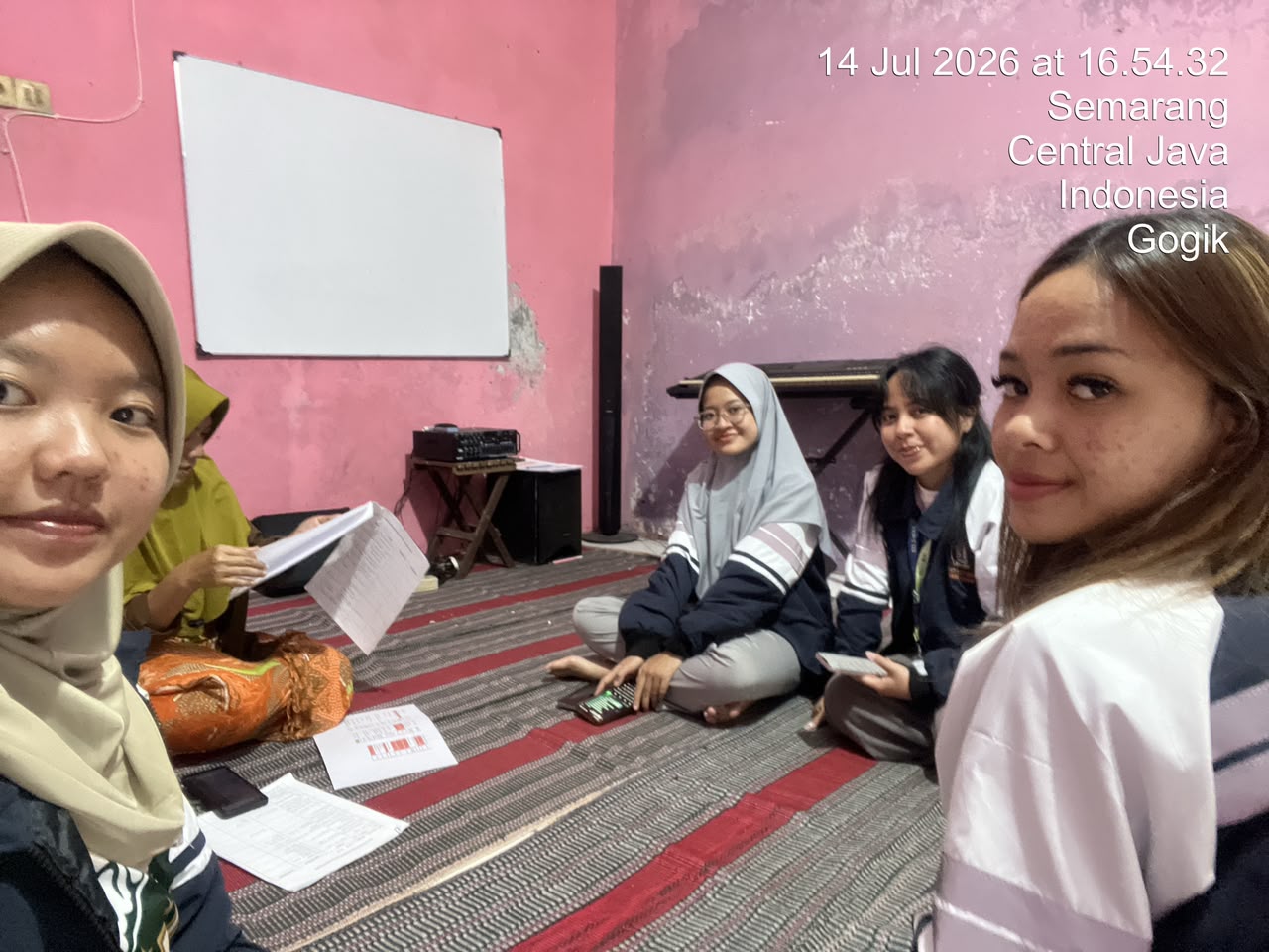 Melakukan diskusi bersama Ibu RW 01