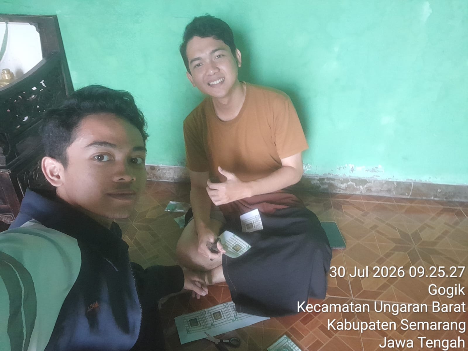 Memotong logo untuk Multidisiplin 2 & Sowan ke Bapak Dul