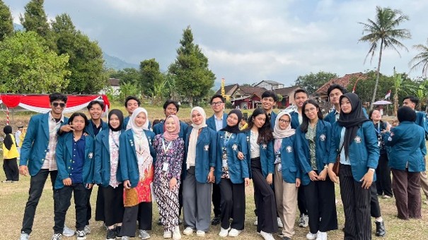 Bertugas di Kegiatan Upacara Kemerdekaan Tingkat Desa