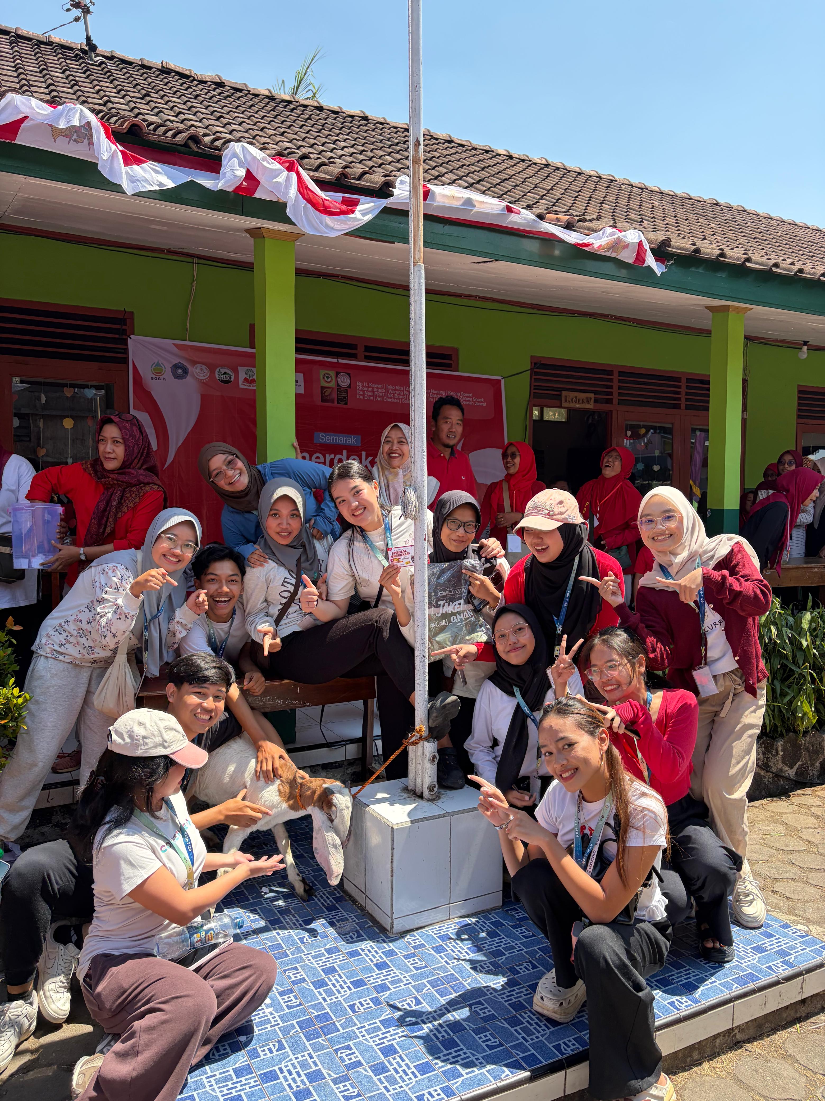 Mengikuti senam, jalan sehat, dan membantu lomba-lomba RW 01 di MI Ma’Arif Gogik