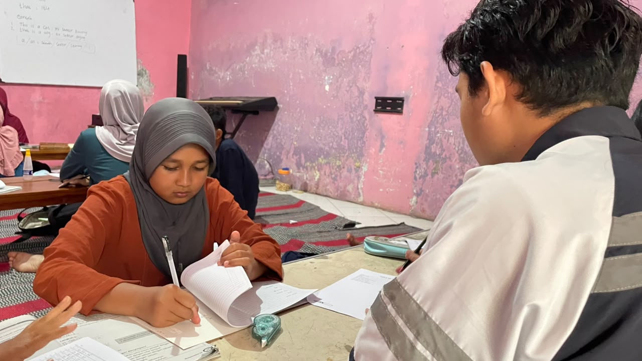 MENGAJAR LES MATA PELAJARAN UMUM DI SANGGAR PINTAR