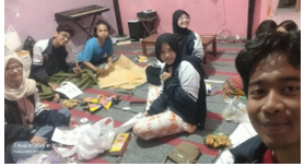 Membantu membungkus kado untuk hadiah perlombaan 17 Agustus