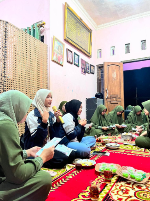Sosialisasi mengenai pemilahan sampah melalui prinsip 3R dan dampak sampah terhadap kesehatan keluarga sebagai output Sub Multidisiplin