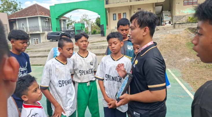 Pengembangan Potensi Desa: Pelaksanaan Coaching Clinic Futsal, Koordinasi Sosialisasi, dan Perancangan Desain Logo UMKM