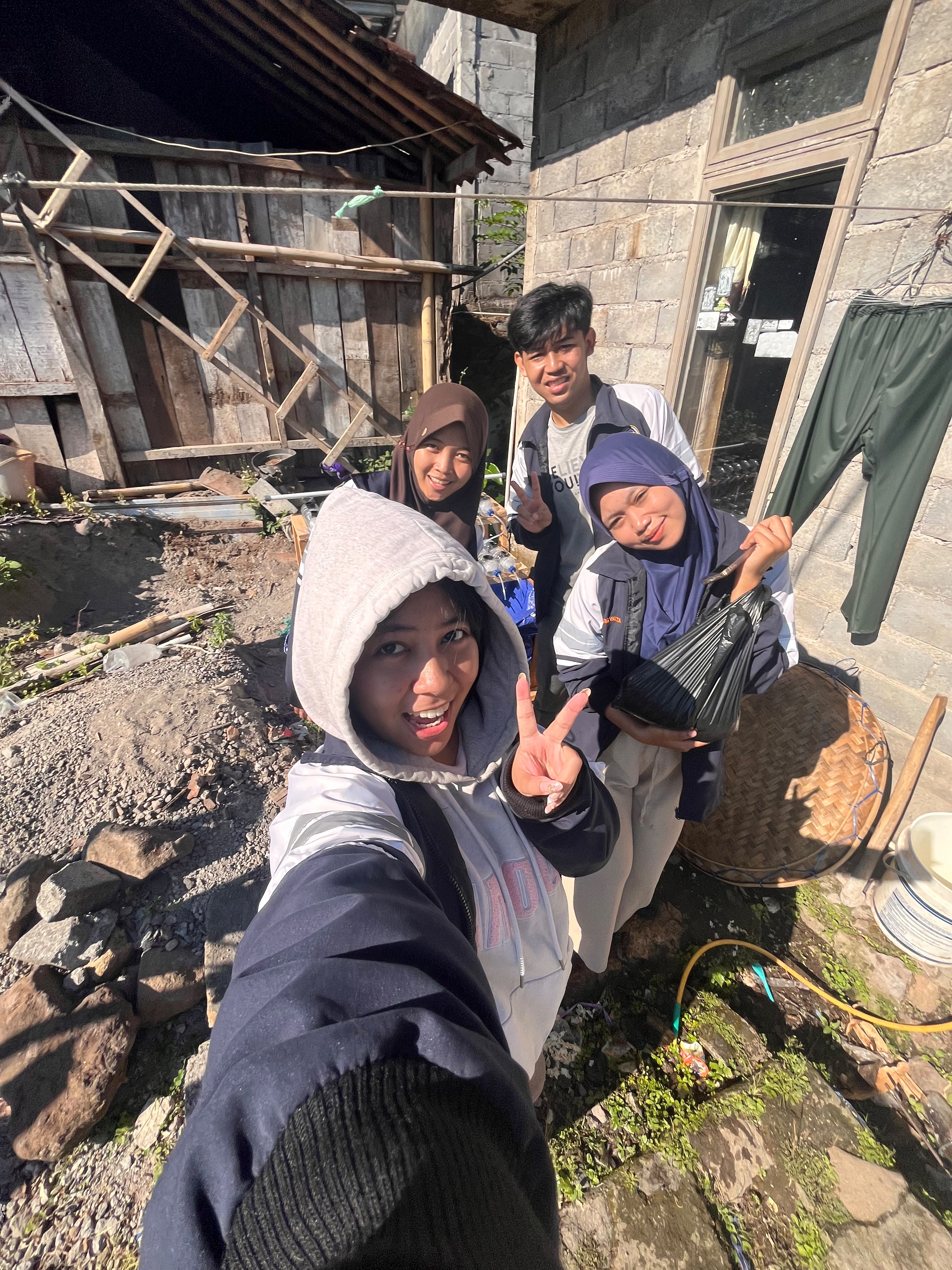 Absensi pagi, pemasangan instalasi akuaponik (Multidisiplin 1), sowan RT, penyusunan luaran edukasi gizi pangan keluarga berbasis akuaponik, dan briefing tim.