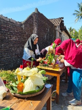 Senam bersama dan jalan sehat di RW 1, membantu lomba rangkai sayur, dan mengikuti kegiatan Nariyahan.
