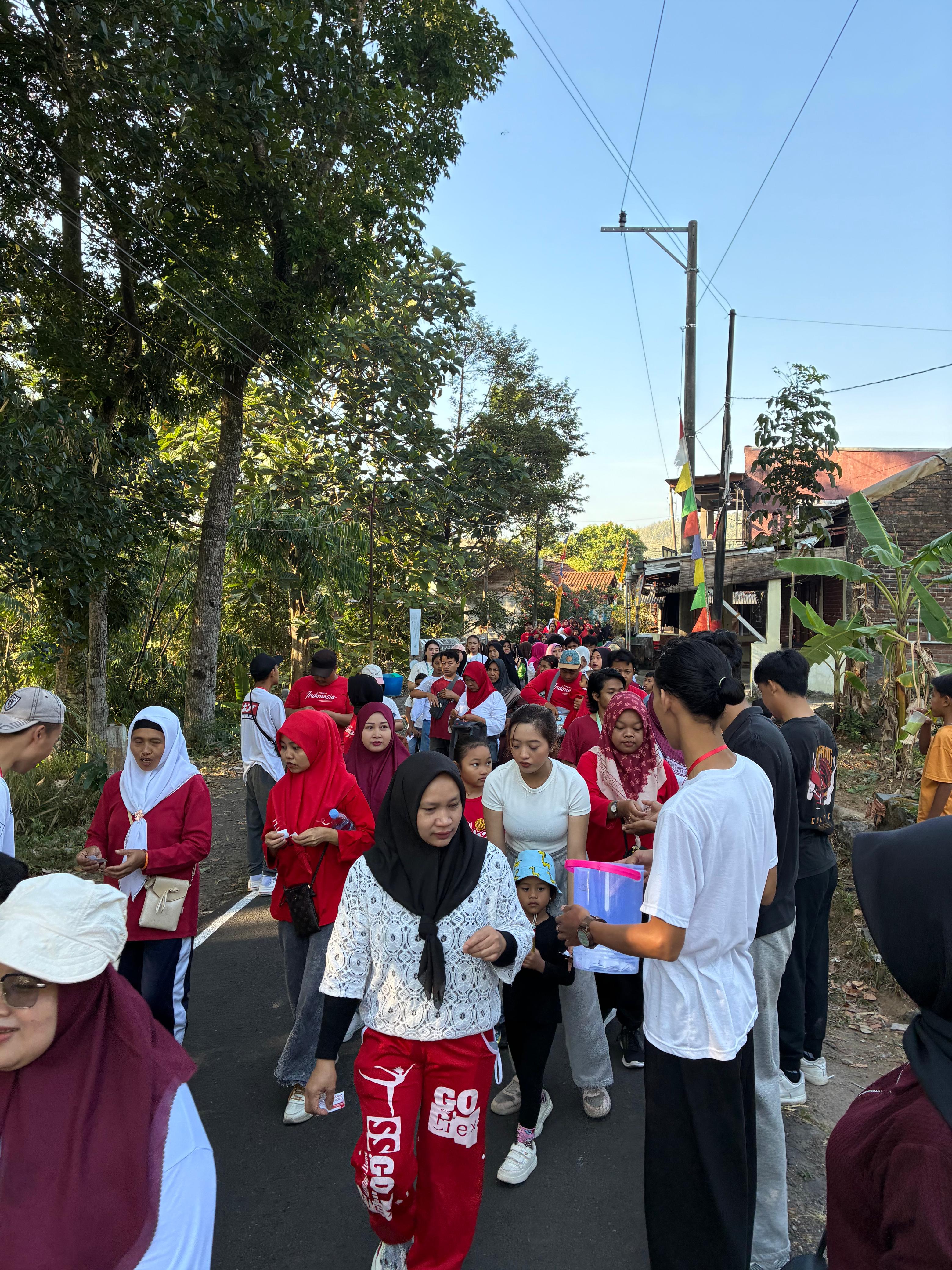 Mendampingi kegiatan lomba dan jalan sehat RW 1