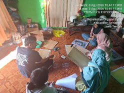 Membantu program kerja sosmas Lintang Valensita dalam pembuatan papan informasi Desa Gogik