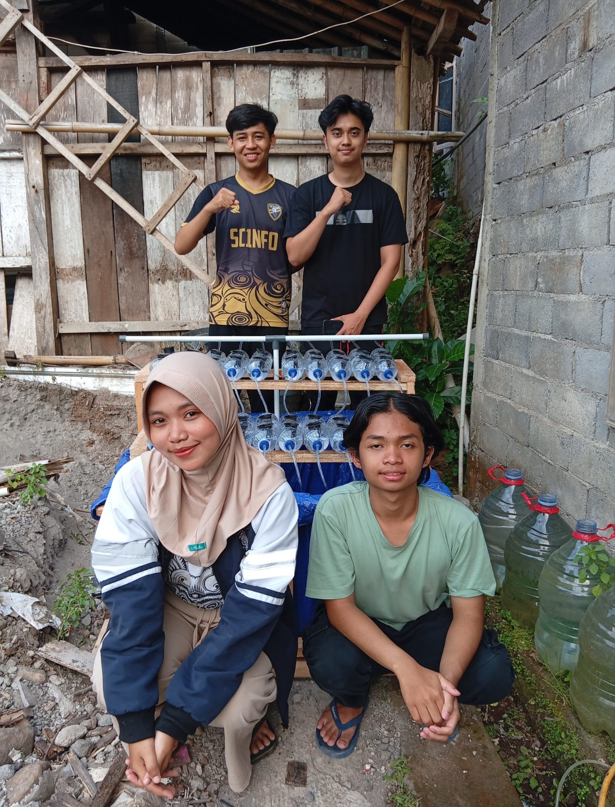 Pemasangan botol dan pemasangan selang serta pemasangan pompa di lokasi kegiatan aquaponik