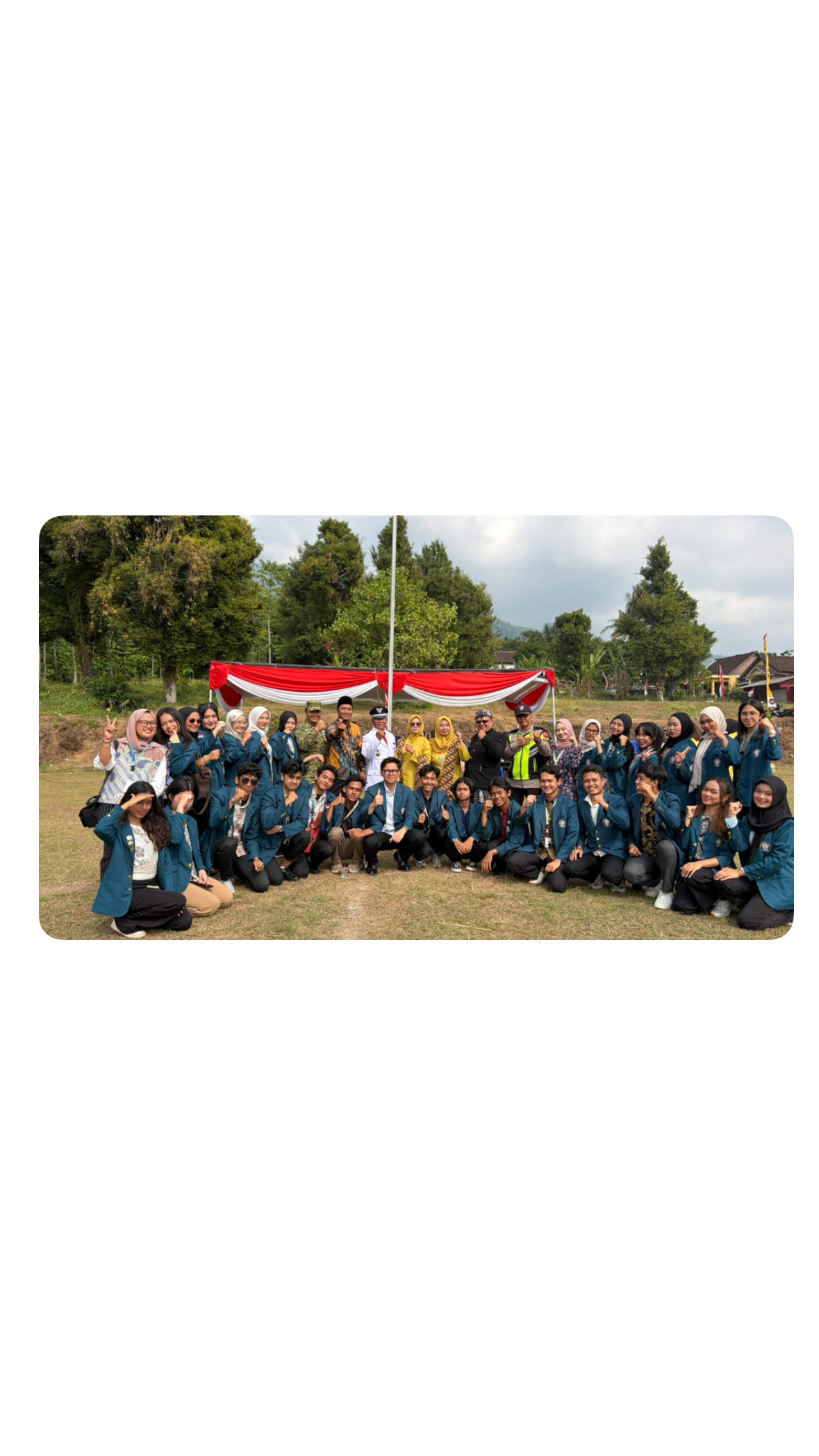Melakukan Upacara 17 Agustus di Lapangan Bonpolo bersama perangkat desa serta masyarakat Desa Gogik.