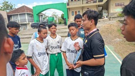 Pengembangan Potensi Desa: Pelaksanaan Coaching Clinic Futsal, Koordinasi Sosialisasi, dan Perancangan Desain Logo UMKM