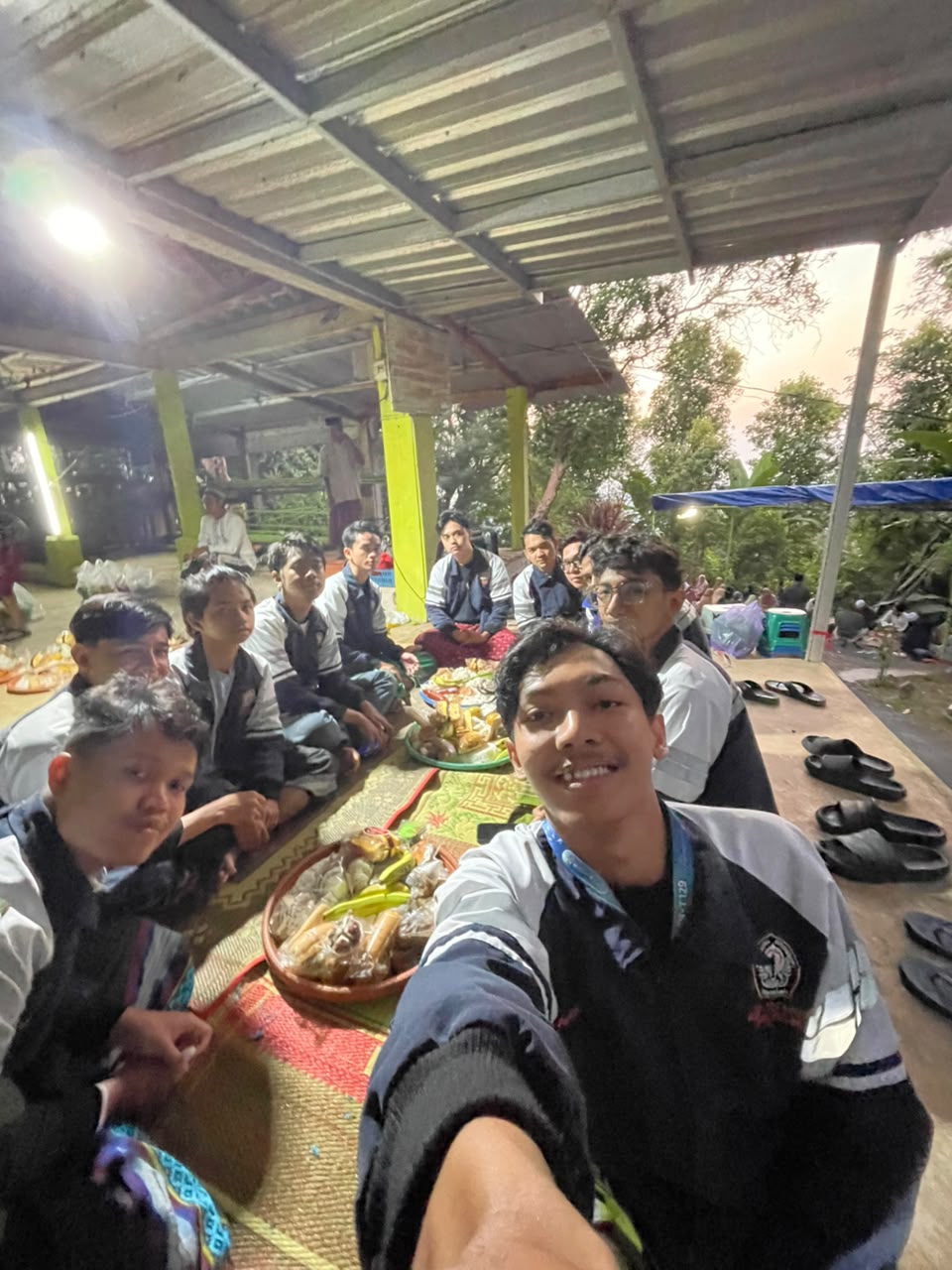 Nyadran Di Kuburan Desa Gogik Bersama Dengan Warga