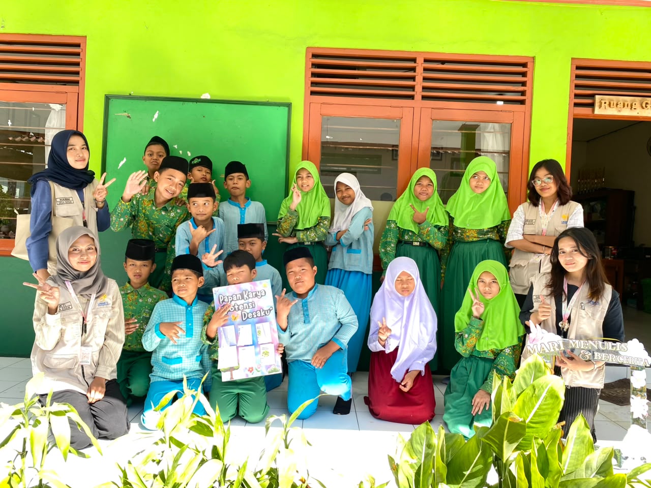 Pengajaran Menulis Cerita Pendek Berbasis Potensi Desa Gogik pada Siswa Kelas VI Madrasah Ibtidaiyah Gogik