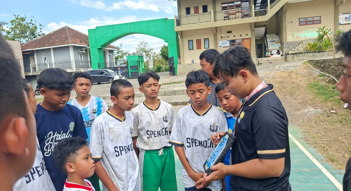 Pengembangan Potensi Desa: Pelaksanaan Coaching Clinic Futsal, Koordinasi Sosialisasi, dan Perancangan Desain Logo UMKM