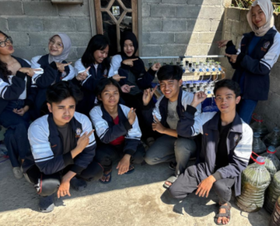 Penanaman sayur, penaruhan bibit lele, dan pemantauan awal akuaponik Multidisiplin 1
