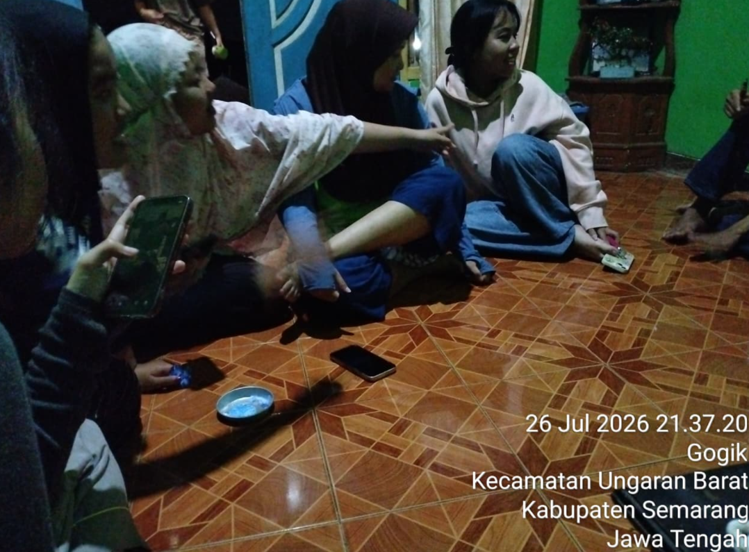 Percobaan program kerja multidisiplin 2 tentang pemanfaatan limbah anorganik menjadi barang bernilai jual