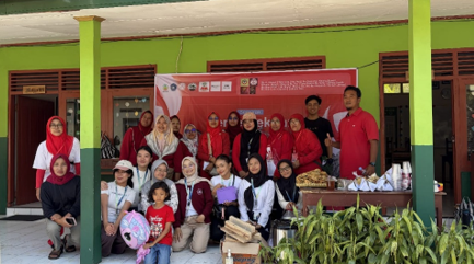 Mengikuti dan memeriahkan jalan sehat di Desa Gogik
