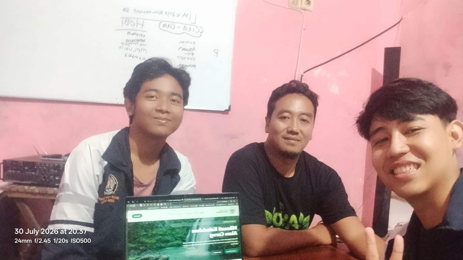 Pemasangan Poster Survei Kepuasan  Pengunjung Curug Semirang dan Konsultasi dengan Pak RW