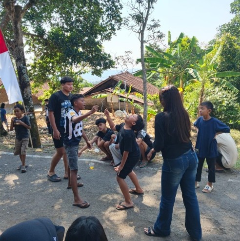 Membantu Kegiatan Lomba di RT 01