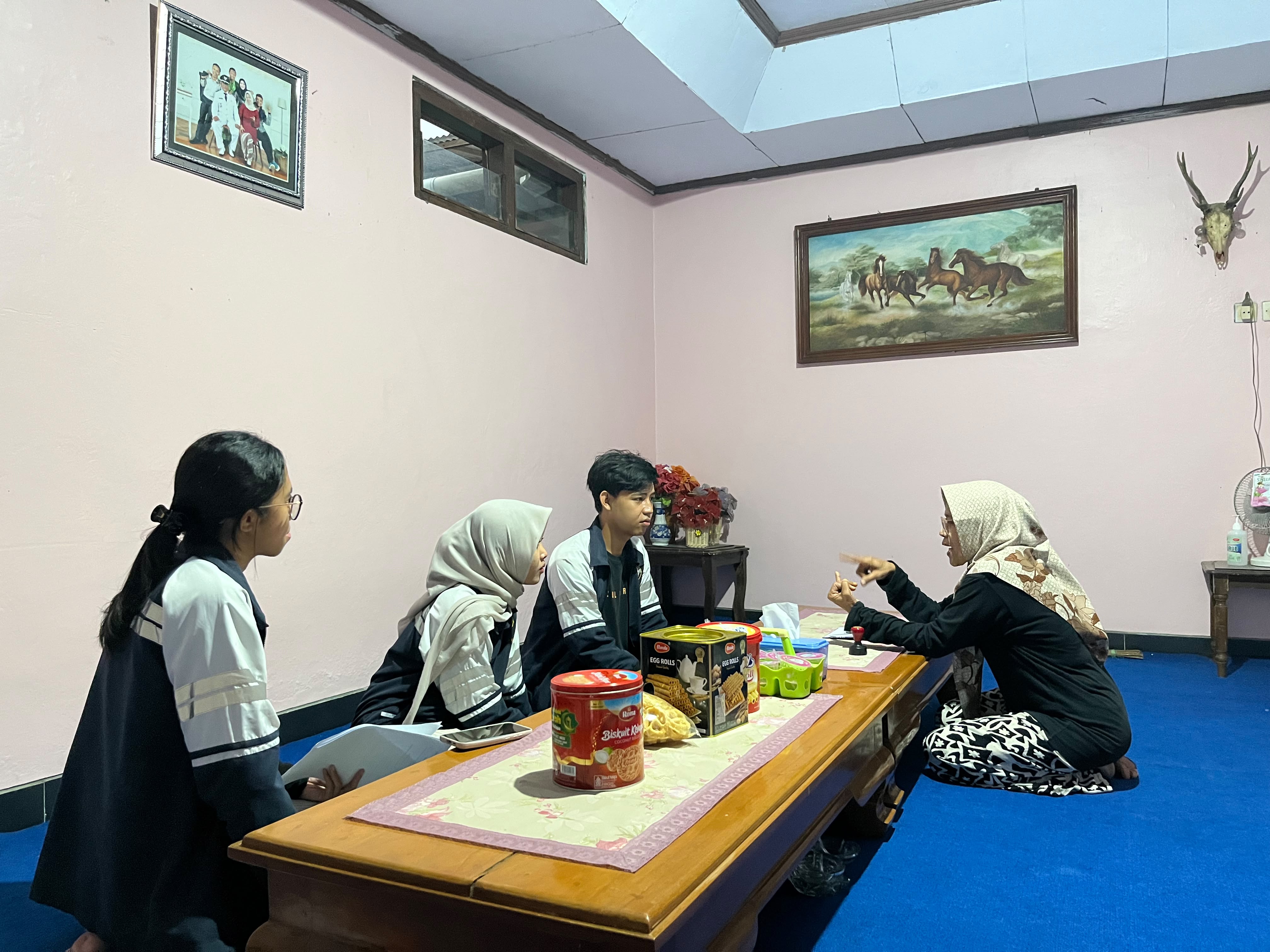 Absensi pagi, administrasi dan serah terima Multidisiplin 1, pengisian buku pembimbingan/logbook/PPT/dokumen berita acara serah terima/reportase individu, gladi bersih paduan suara upacara 17 Agustusan, dan briefing.