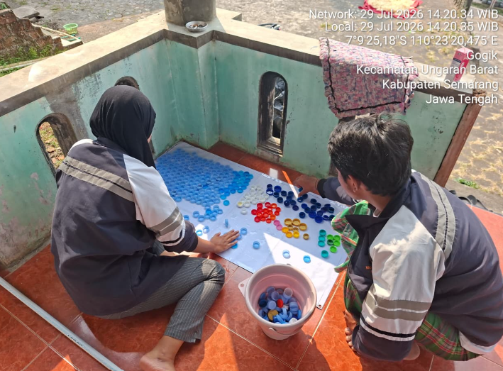 Penyemaian Tanaman, Konsultasi Desain Plakat, Pembuatan Pestisida Nabati, dan Pengolahan Limbah Botol Plastik